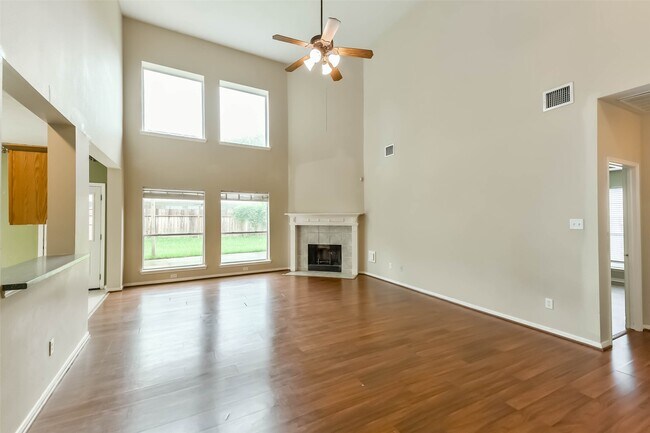 Building Photo - 8511 Cross Country Dr