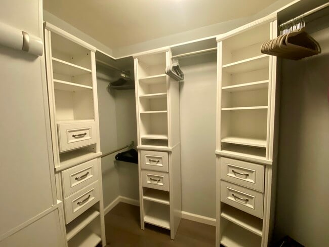 Building Photo - 725 Kapiolani Blvd