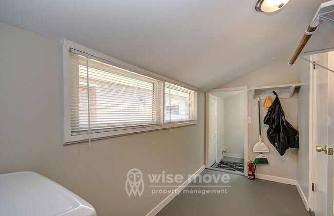 Building Photo - NW Greeley Duplex