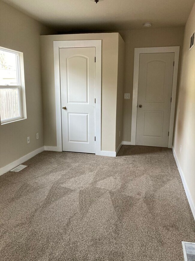 Building Photo - Spacious 3-Bedroom, 1-Bath Home - East Side Location