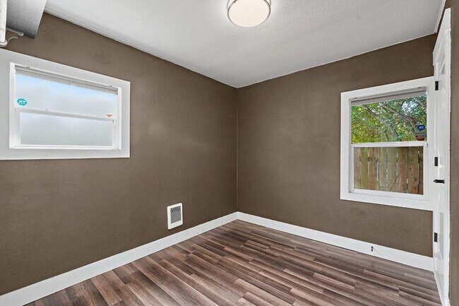 Building Photo - 14917 W Thorne Ln SW