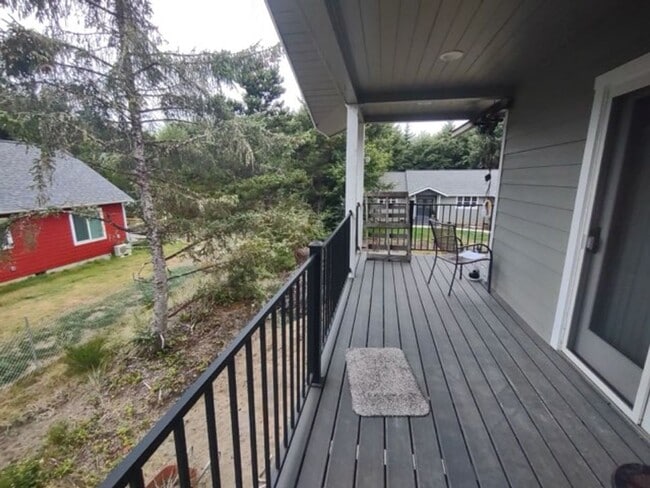 Building Photo - Studio Apt in Private Setting