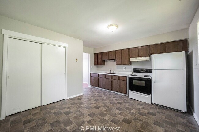 Building Photo - "Charming 2-Bedroom Retreat in New Palestine - 800 Sq Ft of Comfort!"