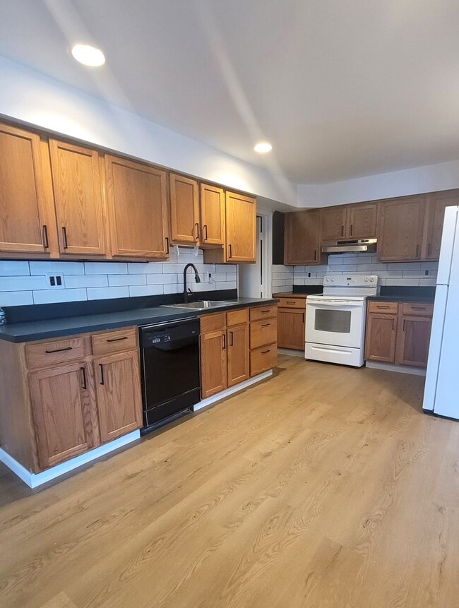 Building Photo - Spacious 3 Bedroom 2.5 Bath Townhome for RENT