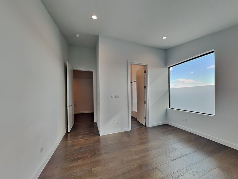 Building Photo - 109 Forest Star Dr