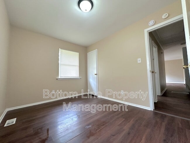 Building Photo - 3615 Midfield Dr