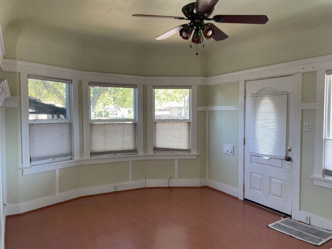 Building Photo - "Charming 2-Bed Home with Granite Touches in Tracy's Heart!"