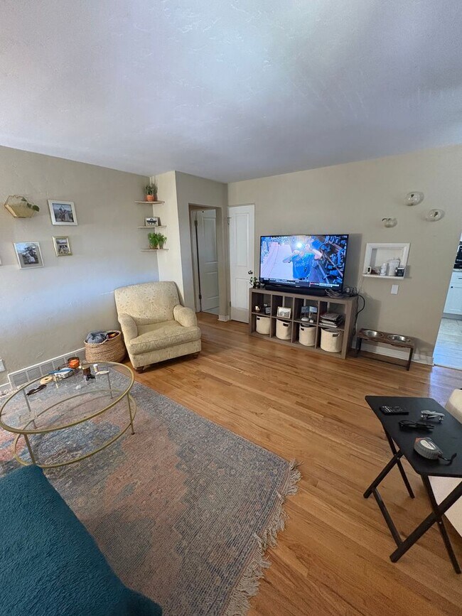 Building Photo - Updated 2BD Duplex | Edgewater Location
