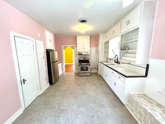 Building Photo - 1627 Schley Ave