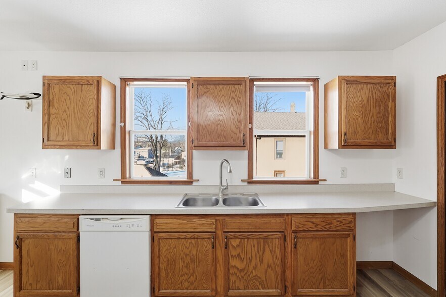 Building Photo - 104 Jessamine Ave W