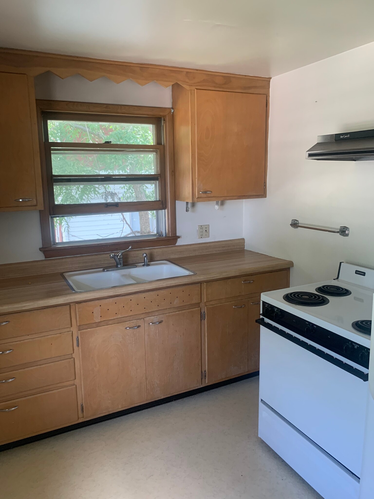 Kitchen - 1319 Drake St