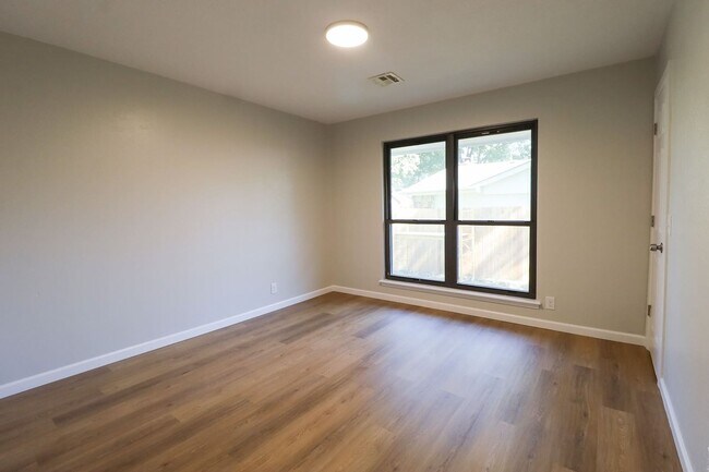 Building Photo - Beautifully Redone 3 Bedroom South Tulsa H...