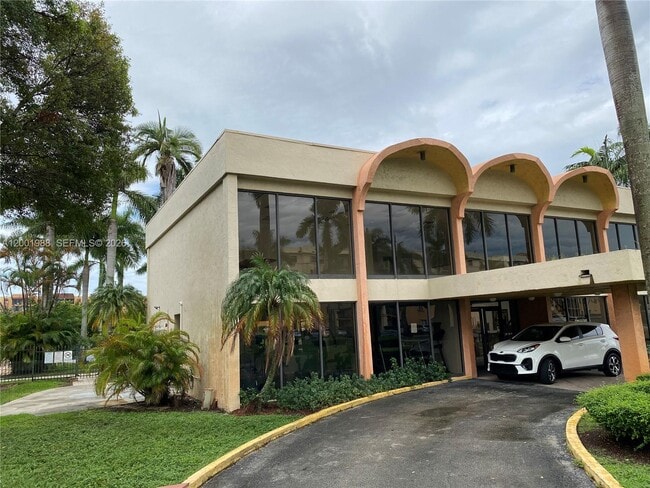 Building Photo - 9320 Fontainebleau Blvd