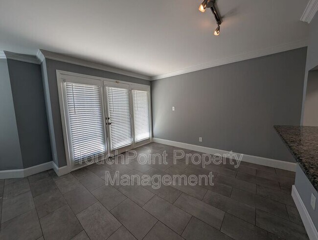 Building Photo - 306 S Cedar St