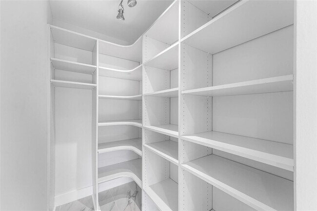 Building Photo - 2443 NE 26th St