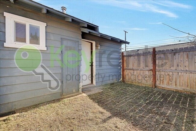 Building Photo - 246 Santiago Ave