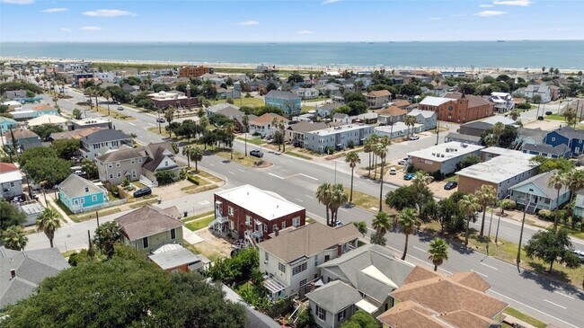 Building Photo - 1112 Broadway Avenue J