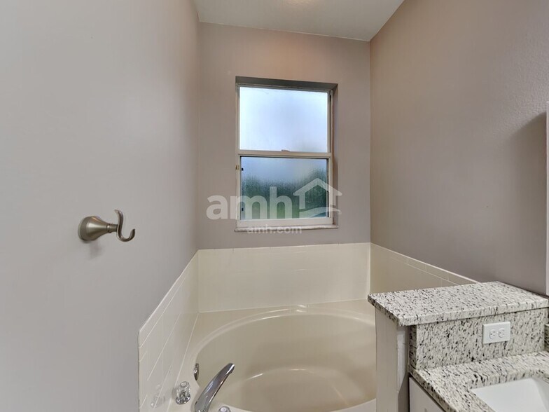 Building Photo - 1560 Mountclair Ct