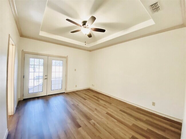 Building Photo - 707 St James Dr