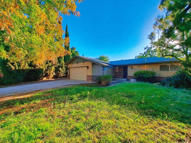 Building Photo - Beautiful Single-Level Fresno Home | 3 Beds, 2 Baths, Garage & Pet-Friendly!