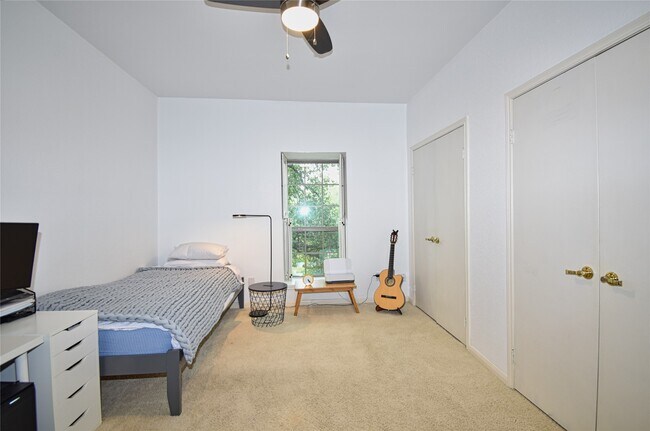 Building Photo - 2425 Underwood St