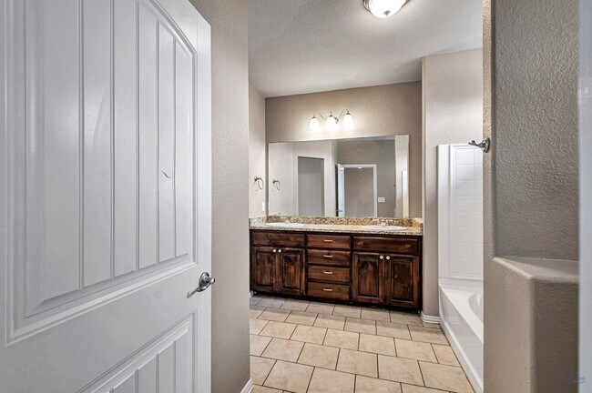 Building Photo - 5 Brooks Ranch Rd