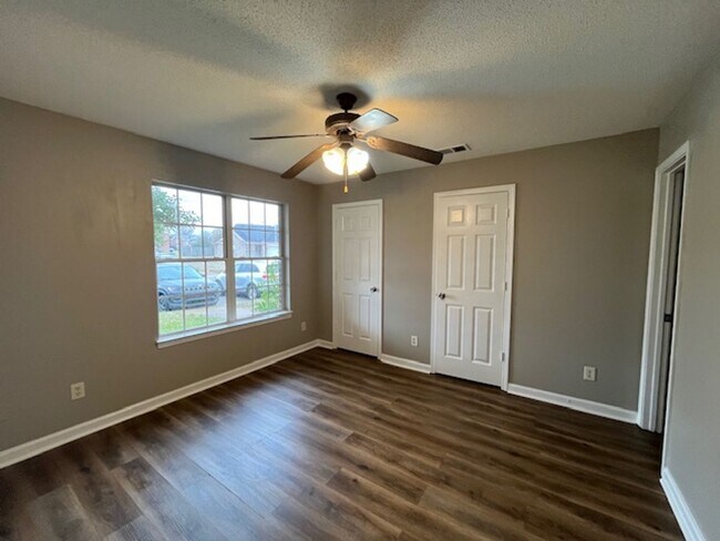 Building Photo - Renovated 3 Bedroom 3 Bath Townhome for Rent!