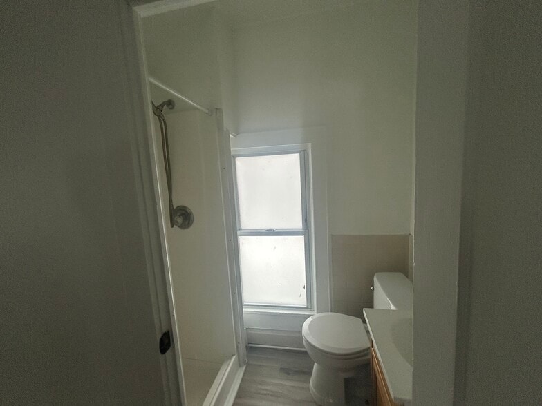 Building Photo - 421 W Bond St