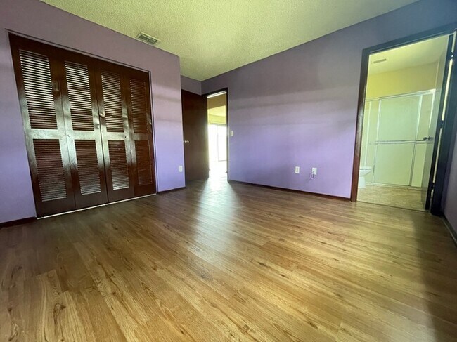 Building Photo - 342 Oak Track