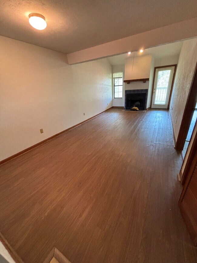 Building Photo - 2BR Condo with Private Baths, Fireplace, Balcony & In-unit Washer/Dryer– Near FSU & TSC