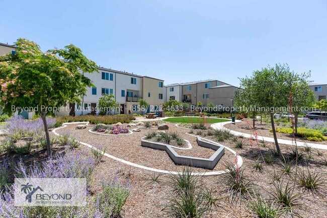 Building Photo - OTAY MESA !!!TRI LEVEL PERFECTION 2 BED/2....