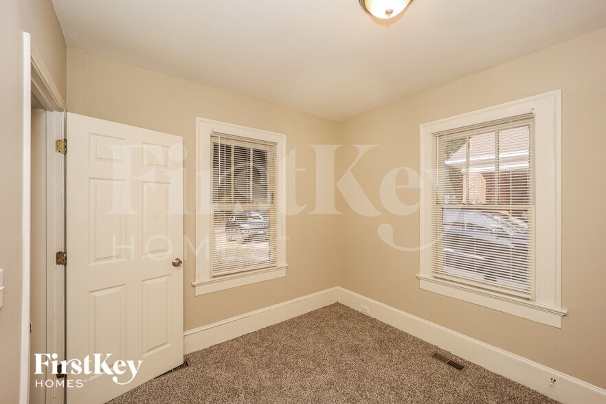 Building Photo - 1042 Victory Dr SW