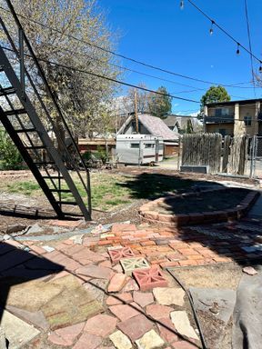 Building Photo - Charming Top Floor Unit with Off-Street Parking