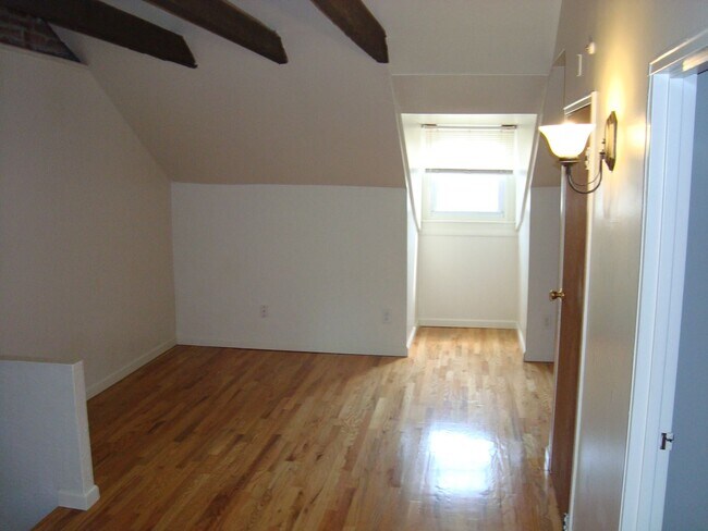 Building Photo - Roomy Bi-Level 2BR/2BA w/ In-Unit W/D in Washington Square West!
