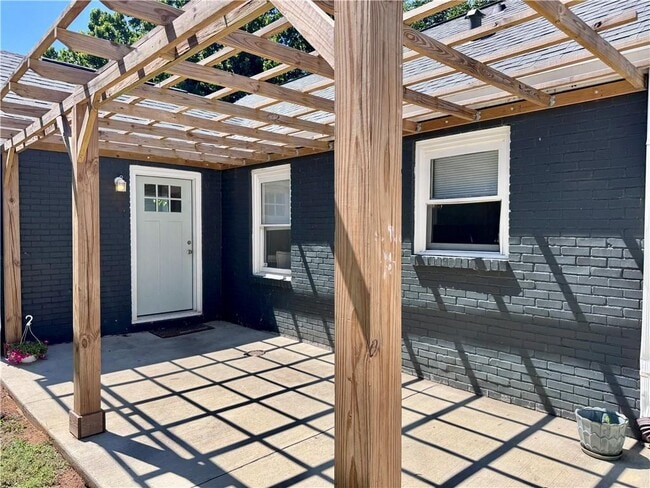 Building Photo - 2450 Lynn Iris Dr