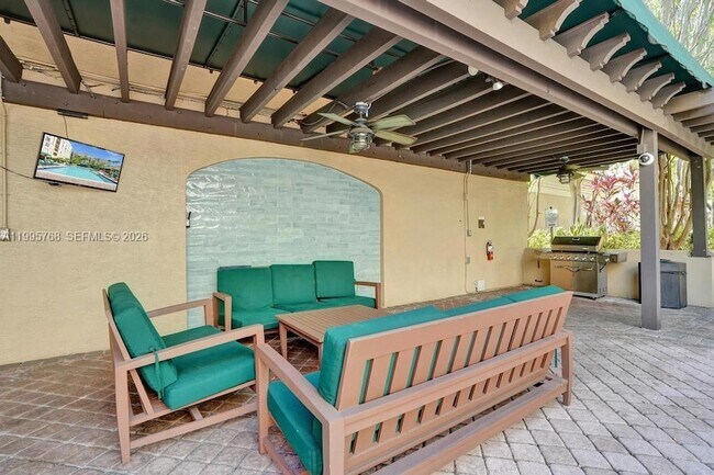 Building Photo - 520 SE 5 Ave