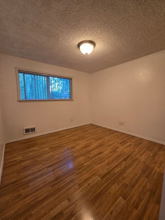Building Photo - Steilacoom Gardens (HOA), 2 bedroom, 1 bath Townhome Style Condo. $300 off of the 1st full month ...