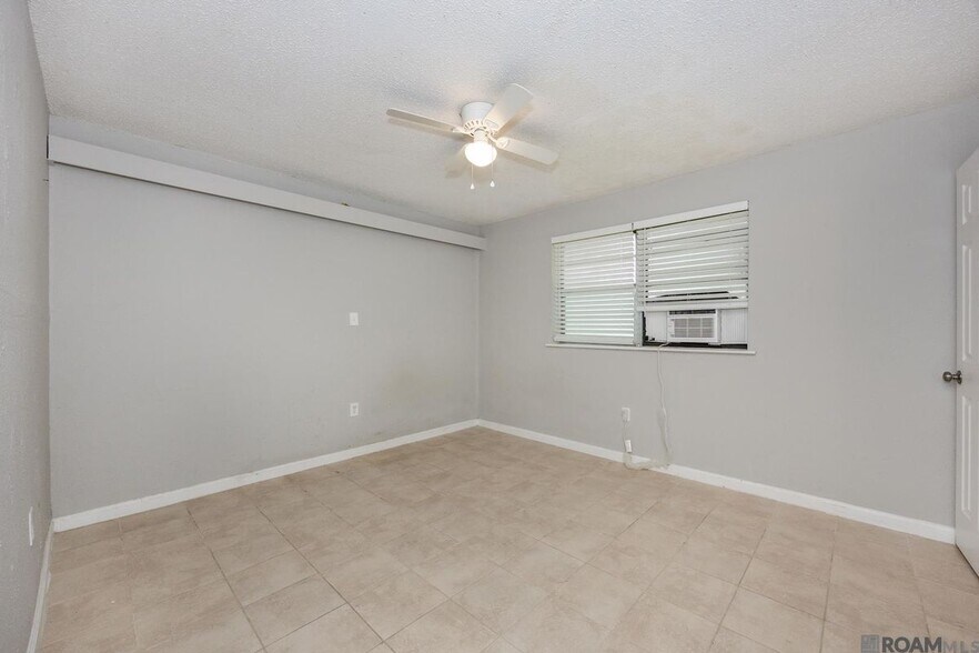 Building Photo - 7224 Meadow Park Ave