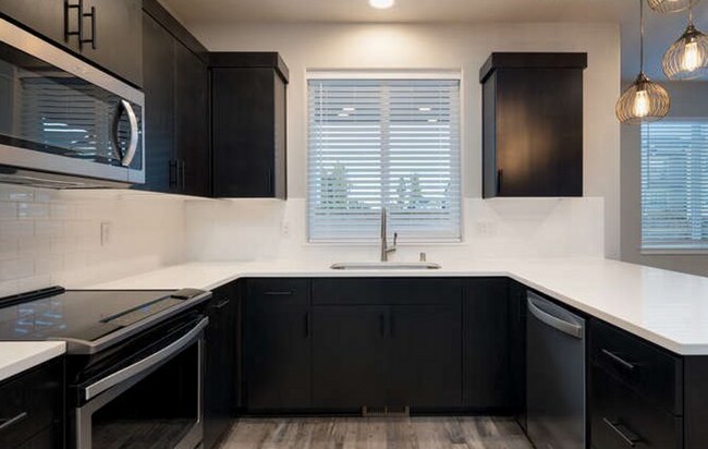 Building Photo - 4910 NE 65th Ct