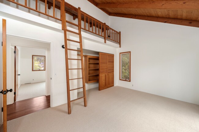 Building Photo - 1539 Miramar Ln
