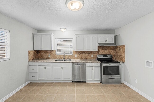 Building Photo - 1108 Georgina St