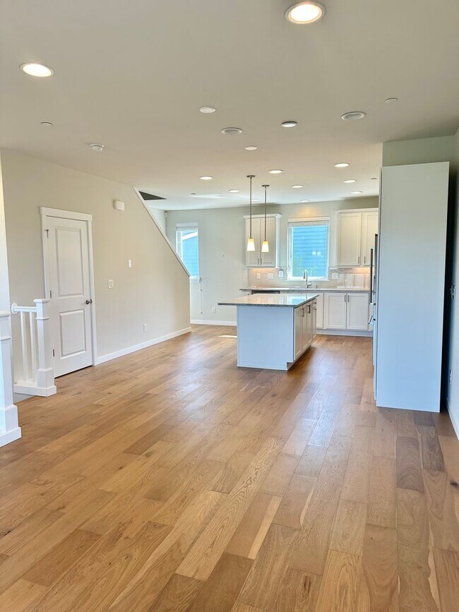Building Photo - Modern 3-bed, 2.5-bath Townhome in Lake Forrest Park!