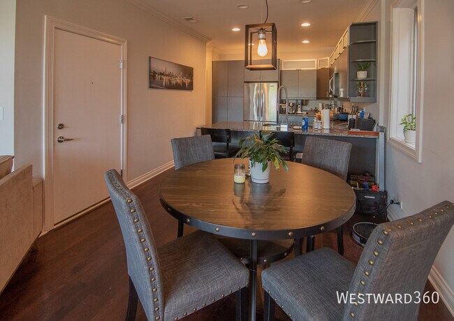 Building Photo - 1033 W Monroe St