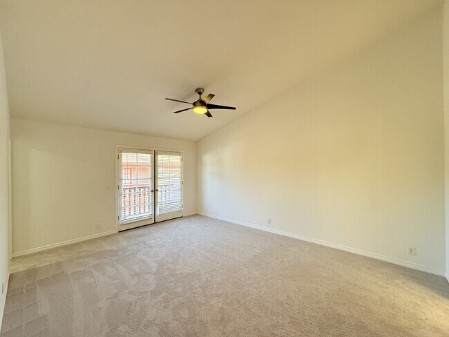 Building Photo - 2561 Navarra Dr
