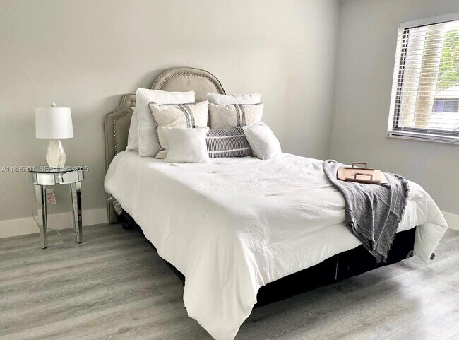 Building Photo - 432 Lakeview Dr