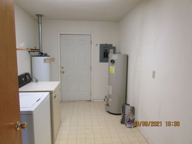 Building Photo - Newly remodeled 5 bedroom/2 bath home