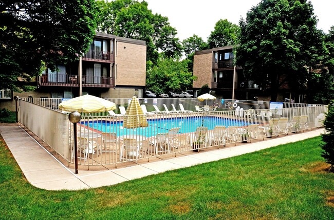 Building Photo - Cozy 1 bed 1 bath condo in Mpls! Shared po...