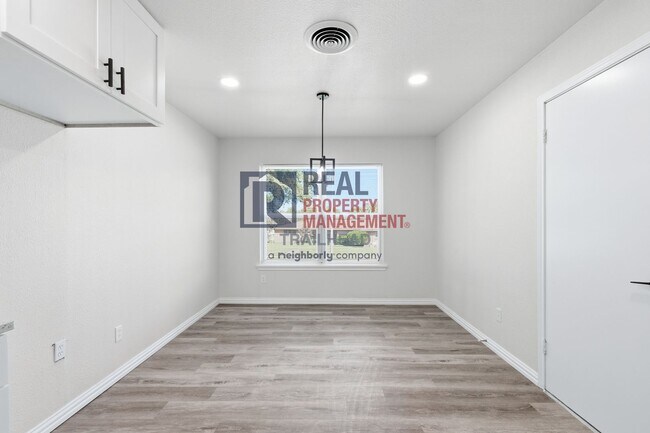 Building Photo - Spacious Modern 5 Bed / 2.5 Bath + 1 Bed / 1 Bath ADU in Wedgwood