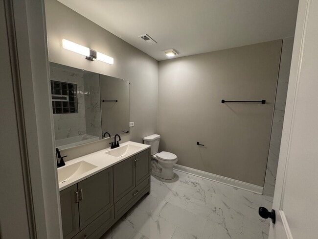 Building Photo - Stunning gut-renovated 3-bedroom, 2-bath condo in South Shore