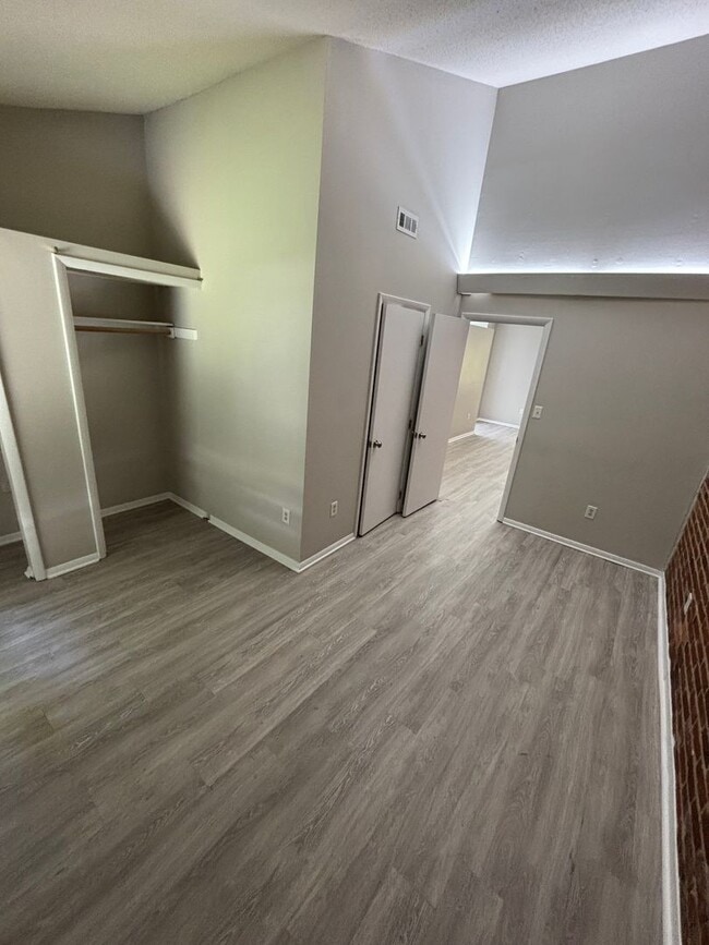 Building Photo - 2 Bedrooms / 1.5 Bathrooms ~ Crossroads Area ~